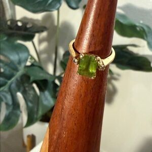 Estate jewelry Gold and peridot ring small diamonds 4
